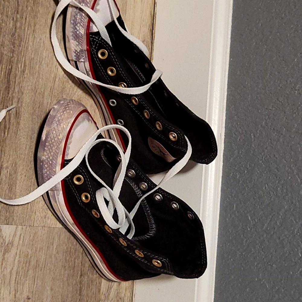 Converse woman: 6.5 men: 4.5 black